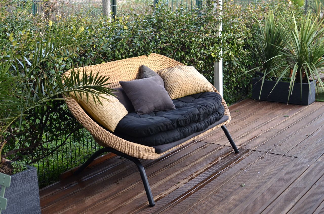 Dans quel magasin peut-on acquérir un meuble de jardin en résine tressée à prix d'usine ?