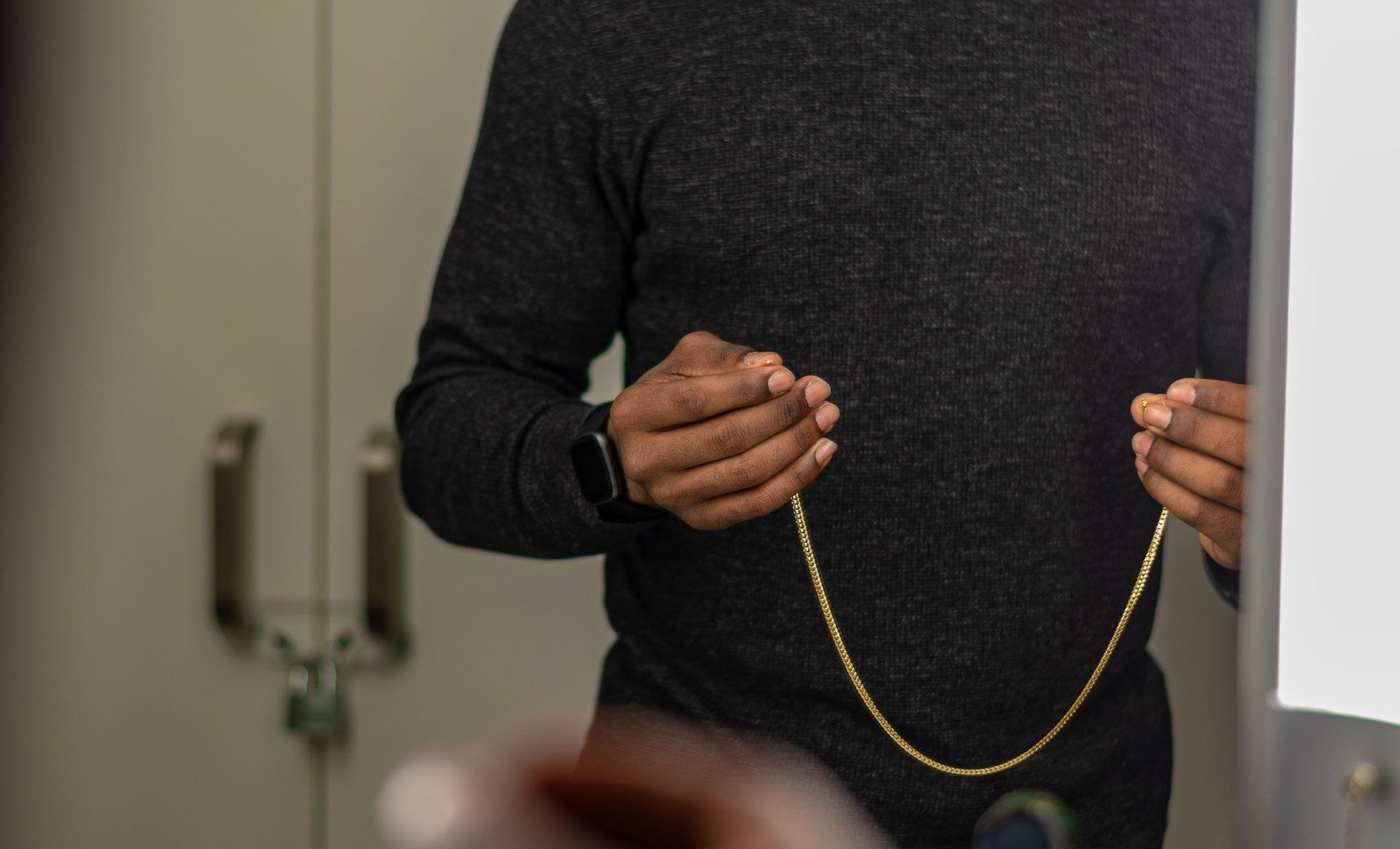 Bijoux pour homme : comment porter une chaîne en or sans faute de goût ?
