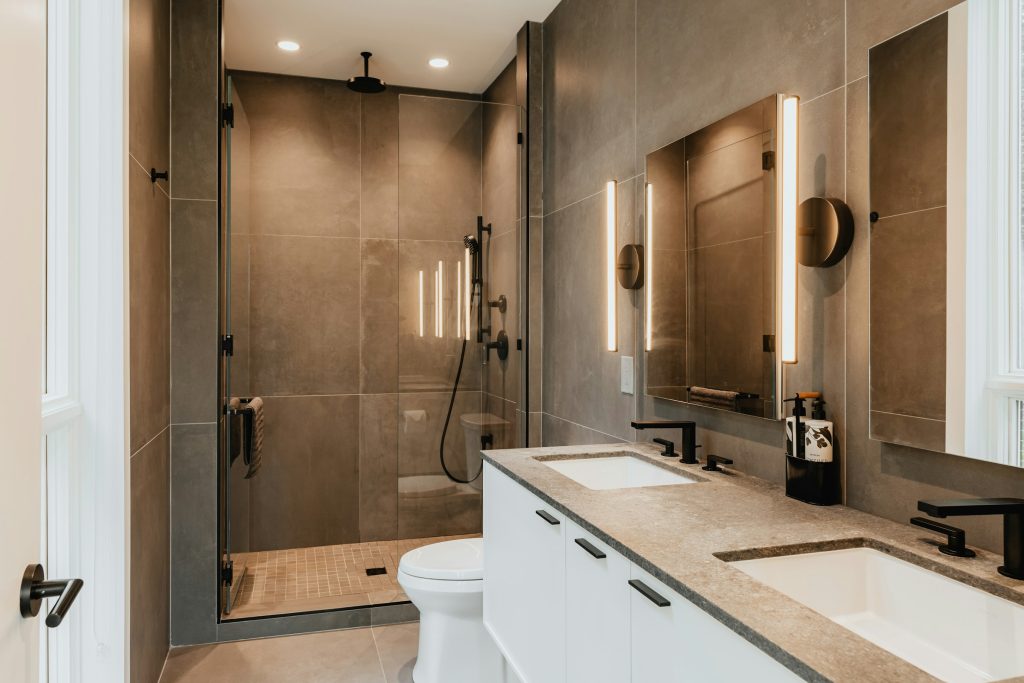 découvrez combien prévoir pour rénover une salle de bain de 6 m² : prix des matériaux, main-d'œuvre, astuces pour optimiser votre budget et éviter les mauvaises surprises.